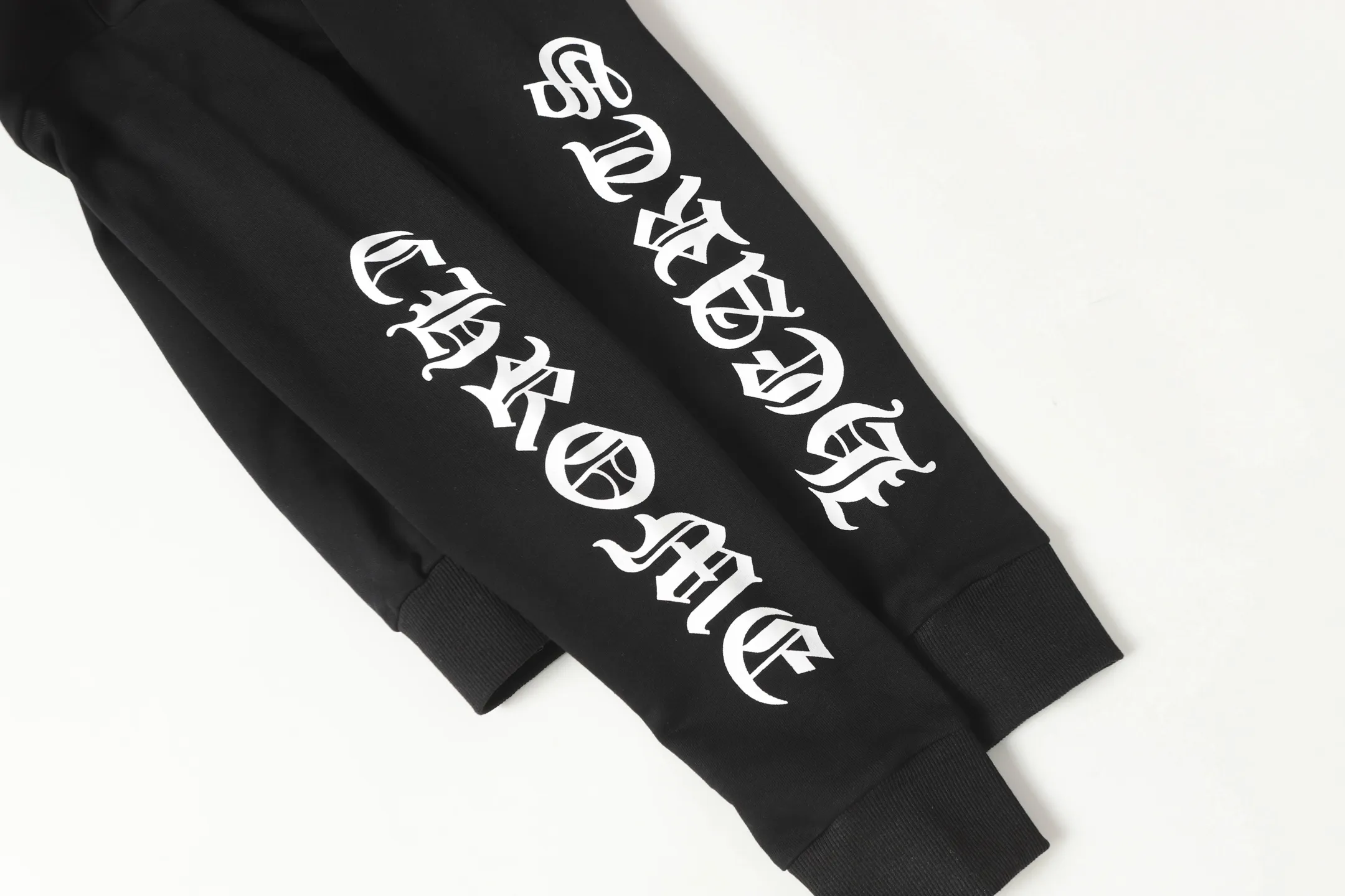 P210 Round neck sweatshirt. Remember to remark sweatshirt when ordering #Y2903 Cross-border running quantity model. Please do not place an order if you pursue perfection. -Chrome Hearts/Chrome Hearts 23ss Sanskrit printed popular round neck sweatshirt -High weight, high density and high quality. The wool is soft, delicate and skin-friendly. Soft and silky to the touch. Excellent warmth and skin-friendliness. -Colour: black white -Size: S M L XL
